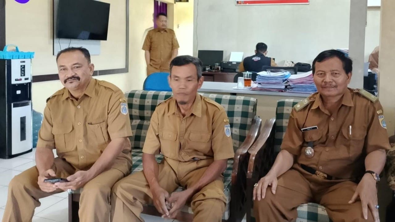 Kepala Desa Pagojengan, Suid A.Ma, membantah keras tudingan adanya pungli dalam pengurusan SPPT. Ia menegaskan, semua pelayanan administrasi di desa gratis dan transparan. Foto: Portal Pantura/Yudhi Prasetyo.
