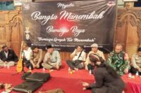 Para tokoh masyarakat, seniman, dan perwakilan instansi hadir dalam acara budaya "Bumiayu Gregah tur Manembah" yang digelar Komunitas Makelis Bangsa Manembah Bumiayu Raya di Pendopo Eks Kawedanan Bumiayu, Sabtu malam 19Juli 2025. Acara ini mengusung semangat spiritualitas, toleransi, dan kebangkitan budaya lokal. Foto: Istimewa.