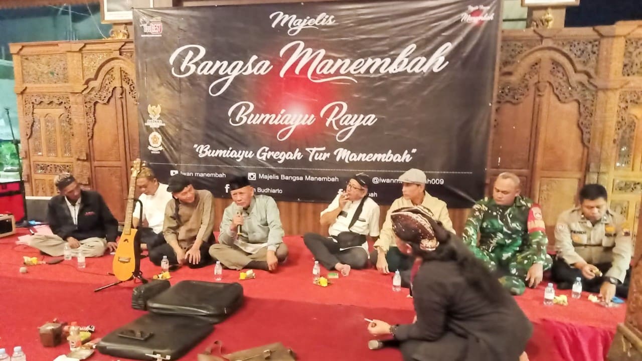 Para tokoh masyarakat, seniman, dan perwakilan instansi hadir dalam acara budaya "Bumiayu Gregah tur Manembah" yang digelar Komunitas Makelis Bangsa Manembah Bumiayu Raya di Pendopo Eks Kawedanan Bumiayu, Sabtu malam 19Juli 2025. Acara ini mengusung semangat spiritualitas, toleransi, dan kebangkitan budaya lokal. Foto: Istimewa.