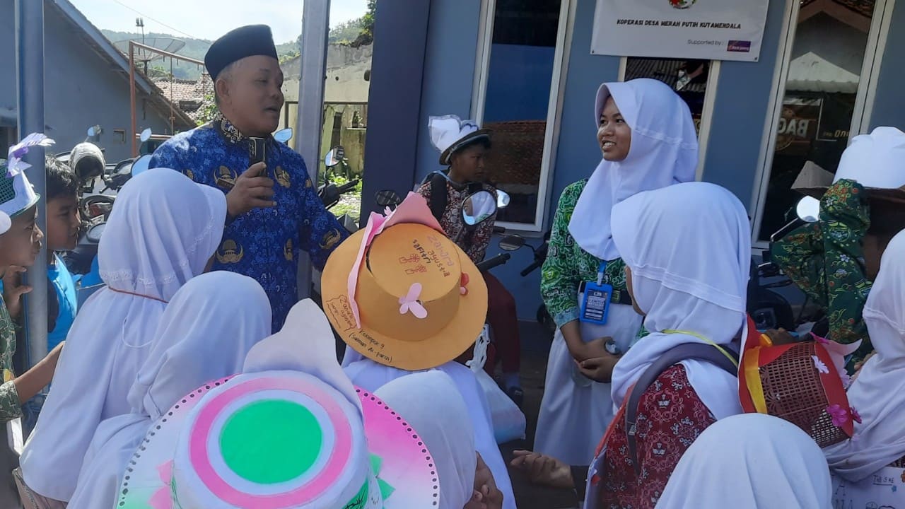 Kepala Desa Kutamendala H. Fathuri SA.g. menerima siswa baru MTs Nurul Ulum Karang Sawah dalam kegiatan MATSAMA. Foto Portal Pantura/Yudhi Prasetyo.