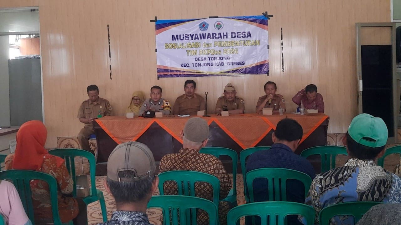 Sekcam Tonjong ingatkan kepala desa untuk kelola anggaran dengan transparan. Desa Tonjong mulai susun RKPDes 2026 lewat musyawarah terbuka bersama warga. Foto: Portal Pantura/Yudhi Prasetyo.