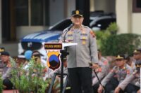 AKBP Achmad Oka Mahendra menyampaikan amanat terakhirnya saat memimpin apel pamitan di halaman Mapolres Brebes, Selasa 29 Juli 2025. Dalam momen penuh haru ini, ia berpamitan kepada seluruh jajaran sebelum resmi pindah tugas ke Mabes Polri.
