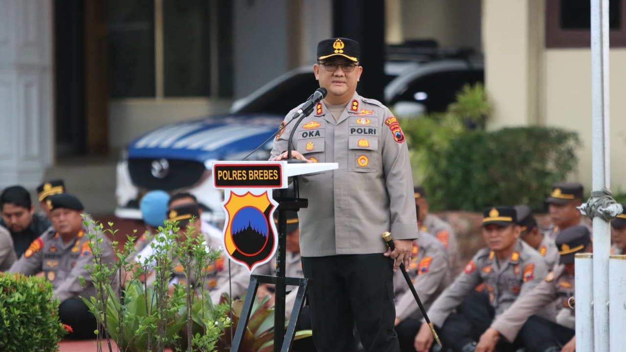 AKBP Achmad Oka Mahendra menyampaikan amanat terakhirnya saat memimpin apel pamitan di halaman Mapolres Brebes, Selasa 29 Juli 2025. Dalam momen penuh haru ini, ia berpamitan kepada seluruh jajaran sebelum resmi pindah tugas ke Mabes Polri.