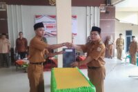 Kepala Desa Pruwatan Rasman SH menyerahkan SK Pelantikan Agus Sadewo sebagai Kadus I. Foto: Portal Pantura/Yudhi Prasetyo.