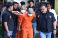 Personel Satreskrim Polres Brebes menggiring tiga tersangka pencurian komponen tower telekomunikasi. Para pelaku diamankan usai beraksi di beberapa lokasi di Brebes dan sekitarnya. Foto: Istimewa.