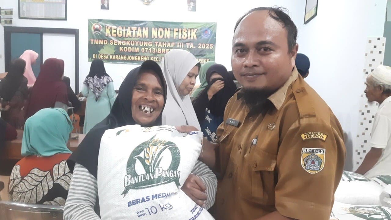 Warga Dukuh Tegalaos, Desa Karangjongkeng, Alfiah mengaku senang dengan bantuan yang diterimanya. Foto: Portal Pantura/Yudhi Prasetyo.