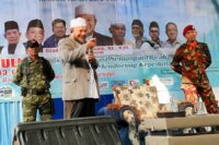 Ustadz Dr. H. Ibnu Sholeh, MA., M.Pi. saat menyampaikan tausiyah dalam Tabligh Akbar Refleksi Tahun Baru Islam 1447 H di Musholla Baitul Muttaqin, Blere, Bumiayu. Dengan gaya santai dan penuh makna, Ustadz Ibnu mengajak jamaah untuk hijrah dari kemaksiatan menuju ketaatan, serta mewaspadai maraknya judi online dan pinjol ilegal yang mengancam umat. Foto: Portal Pantura/Imam Muzaky.