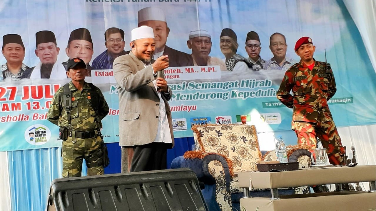 Ustadz Dr. H. Ibnu Sholeh, MA., M.Pi. saat menyampaikan tausiyah dalam Tabligh Akbar Refleksi Tahun Baru Islam 1447 H di Musholla Baitul Muttaqin, Blere, Bumiayu. Dengan gaya santai dan penuh makna, Ustadz Ibnu mengajak jamaah untuk hijrah dari kemaksiatan menuju ketaatan, serta mewaspadai maraknya judi online dan pinjol ilegal yang mengancam umat. Foto: Portal Pantura/Imam Muzaky.