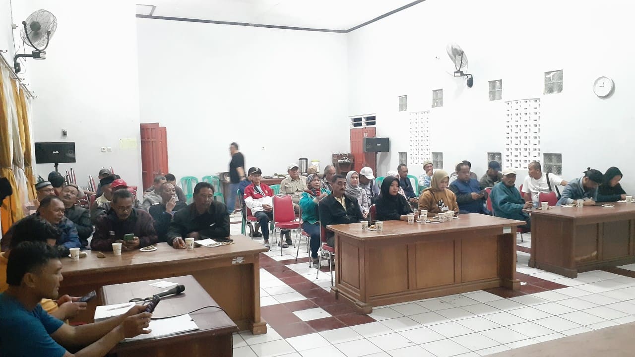 Suasana rapat pleno panitia Gebyar Bumiayu Fair (GBF) 2025 di Aula Kecamatan Bumiayu, Rabu malam 30 Juli 2025. Para anggota panitia tampak antusias menyampaikan masukan demi suksesnya pelaksanaan event tahunan tersebut.