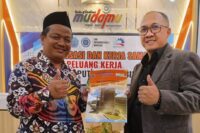 Kepala SMK MUTU BUMI Faiz Hanani (kiri) bersama CEO PT Putra Arga Binangun Deny Setiawan (kanan) berpose usai penandatanganan MoU kerja sama peluang kerja bidang telekomunikasi, Selasa (29/7/2025), di SMK Muhammadiyah 2 Muntilan, Magelang.