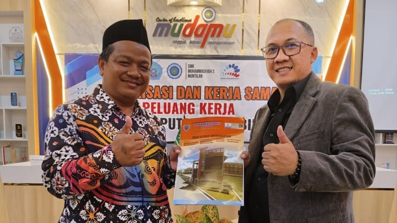 Kepala SMK MUTU BUMI Faiz Hanani (kiri) bersama CEO PT Putra Arga Binangun Deny Setiawan (kanan) berpose usai penandatanganan MoU kerja sama peluang kerja bidang telekomunikasi, Selasa (29/7/2025), di SMK Muhammadiyah 2 Muntilan, Magelang.