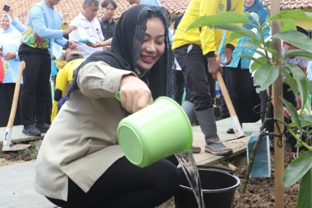 Bupati Brebes, Hj. Paramitha Widya Kusuma, ikut menyiram tanaman dalam kegiatan peluncuran Gerakan Rabu Pon (Perempuan Menanam Pohon) di Desa Padakaton, Kecamatan Ketanggungan, Rabu (30/7/2025). Gerakan ini menjadi langkah nyata pelestarian lingkungan dan penguatan ketahanan pangan di Jawa Tengah.