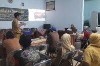 Seorang penyuluh peternakan memberikan materi kepada warga Desa Karangjongkeng dalam kegiatan non fisik TMMD Sengkuyung Tahap II Tahun 2025 yang digelar Kodim 0713 Brebes. Sosialisasi ini bertujuan meningkatkan pengetahuan peternak lokal dalam mengelola ternak secara modern dan berkelanjutan.