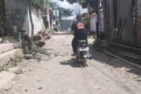 Seorang pengendara sepeda motor melintas di ruas Pasar Perhutani-Dukuh Kutamendala, Desa Kutamendala, Kecamatan Tonjong, Brebes, Kamis (28/8/2025) siang. Jalan ini dipersoalkan warga meskipun hanya mengalami kerusakan ringan. Foto:Portal Pantura/Yudhi Prasetyo.