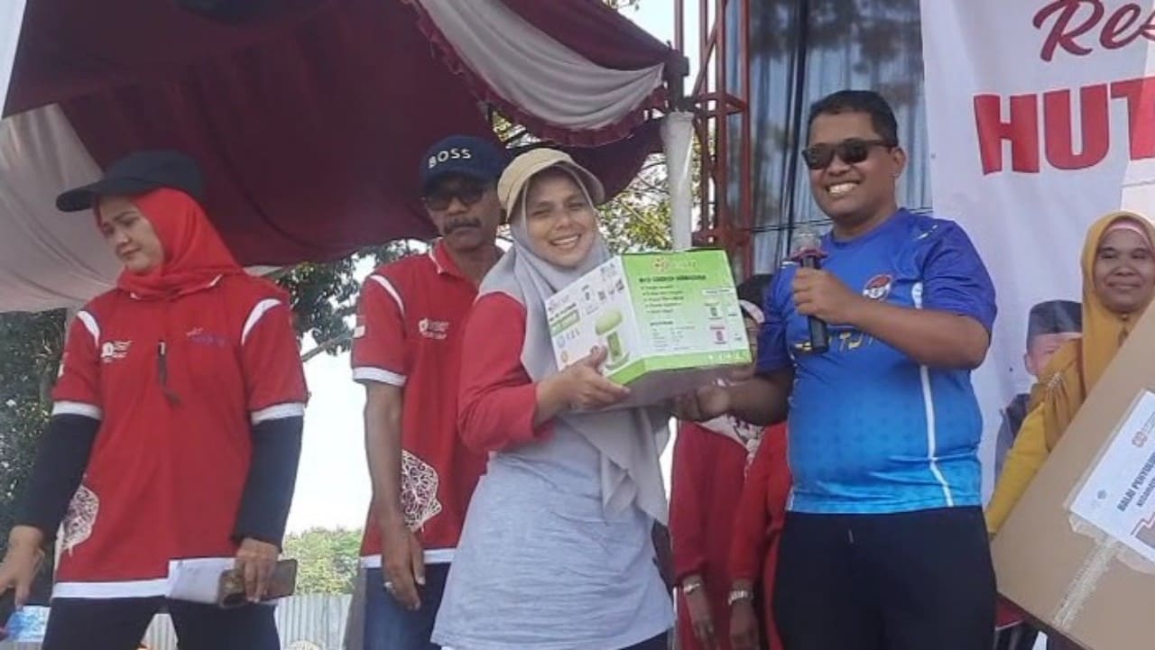Anggota DPRD Brebes menyerahkan hadiah kepada peserta jalan sehat HUT ke-80 RI Kecamatan Tonjong, Rabu (27/8/2025). Foto: Portal Pantura/Brebes.