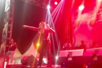 Jebolan Bintang Pantura 4, Anna Zanet memanaskan suasana penutup Festival SCTV 35 di Lapangan Asri Bumiayu, Brebes, Sabtu 9 Agustus 2025 malam. Foto: Portal Pantura/Yudhi Prasetyo.