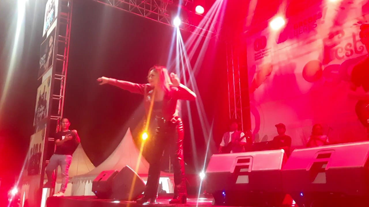 Jebolan Bintang Pantura 4, Anna Zanet memanaskan suasana penutup Festival SCTV 35 di Lapangan Asri Bumiayu, Brebes, Sabtu 9 Agustus 2025 malam. Foto: Portal Pantura/Yudhi Prasetyo.