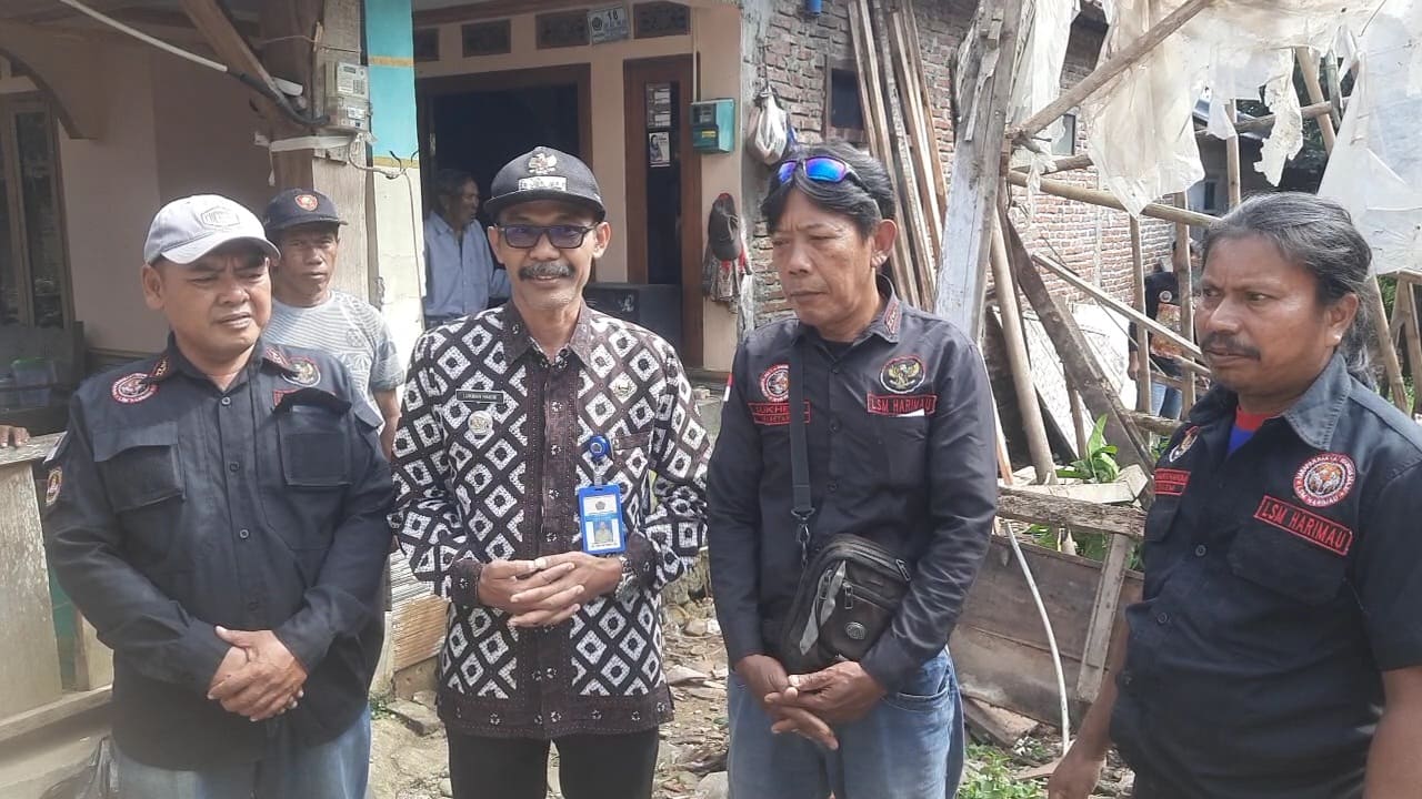 Camat Tonjong, Lukman Hakim (batik hitam putih), bersama anggota LSM Harimau saat meninjau lokasi rumah warga penerima bantuan rehab Rumah Tidak Layak Huni di Desa Karangjongkeng, Kecamatan Tonjong, Brebes. Foto: Portal Pantura/Yudhi Prasetyo.