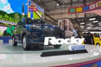 Daihatsu Rocky Hybrid dipajang di GIIAS 2025. Foto: Tangkapan layar YouTube Ridwan Hanif.