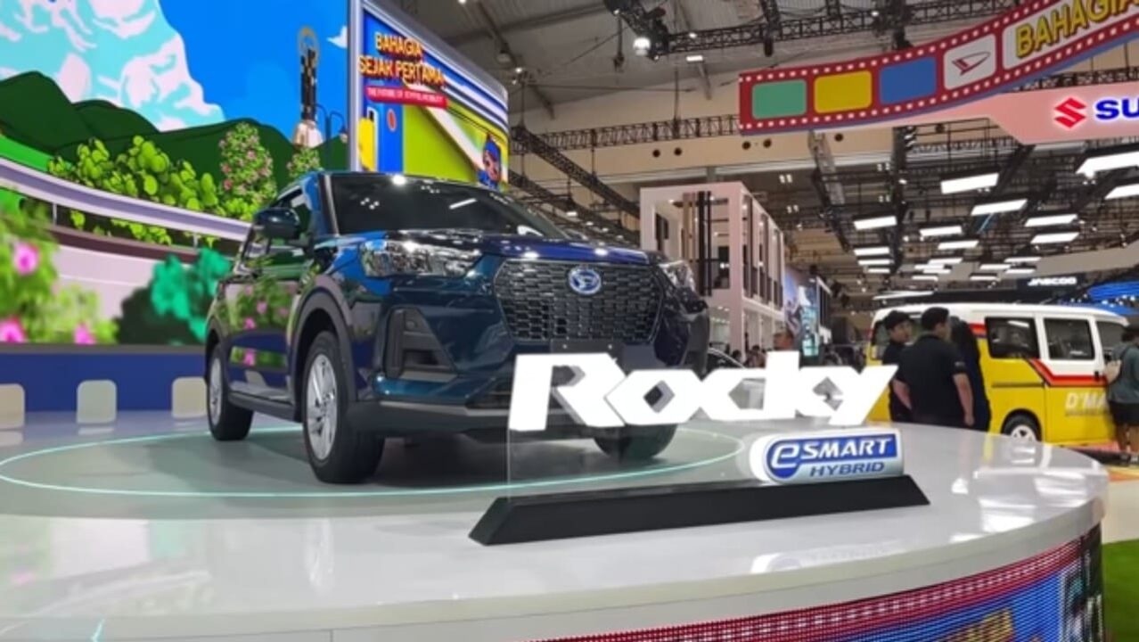 Daihatsu Rocky Hybrid dipajang di GIIAS 2025. Foto: Tangkapan layar YouTube Ridwan Hanif.