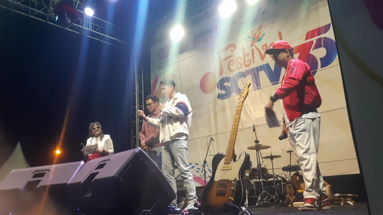 Dua bintang sinetron ternama, Antonio Blanco Jr dan Cakrawala Airawan mampu menghipnotis masyarakat Brebes Selatan di panggung Festival SCTV 35. Foto: Portal Pantura/Yudhi Prasetyo.