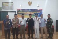 Perangkat desa baru, Shoni Aly Ridlo foto bersama kapala desa dan Forkompincam Tonjong. Foto: Portal Pantura/Yudhi Prasetyo.