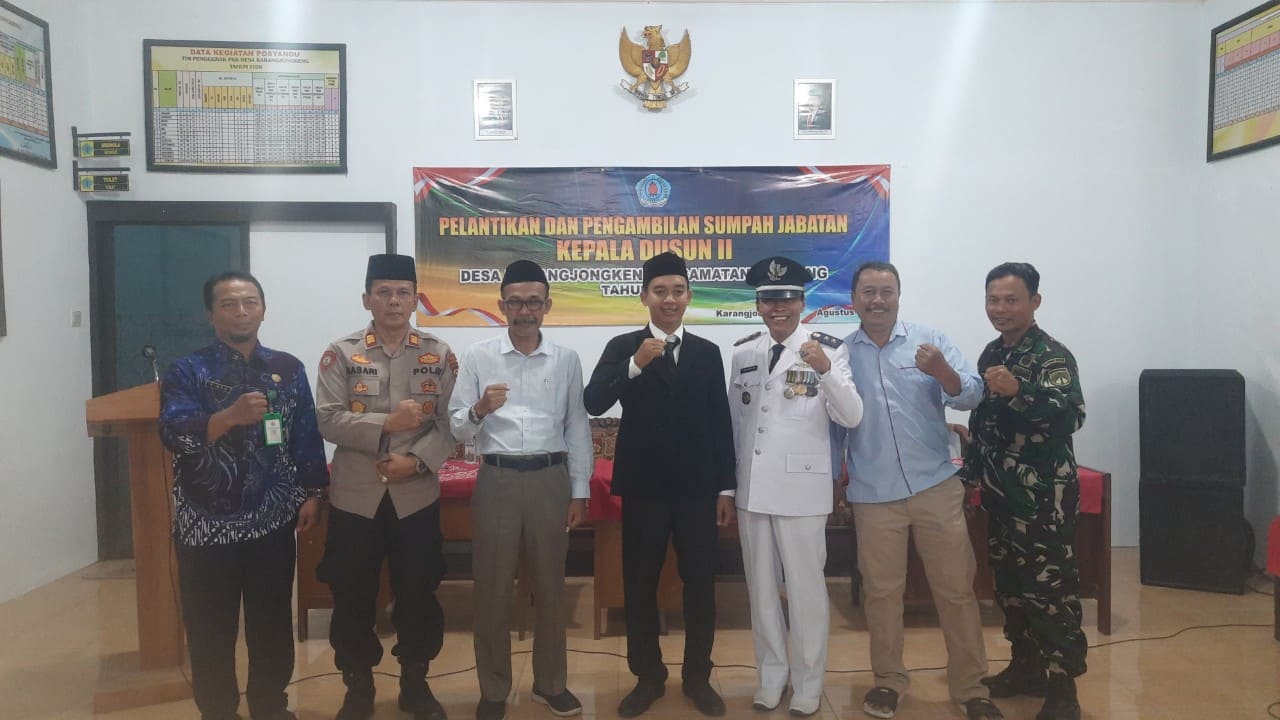 Perangkat desa baru, Shoni Aly Ridlo foto bersama kapala desa dan Forkompincam Tonjong. Foto: Portal Pantura/Yudhi Prasetyo.
