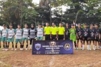 Para pemain Citra Kencana FC (jersey abu-hijau) dan Putri Kusuma FC (jersey hitam) bersama wasit berpose sebelum laga sengit di Turnamen Sepak Bola Wanita ARIMBA CUP III 2025, yang digelar di Lapangan Dukuh Baru Untung, Adisana, Bumiayu, Kamis (7/8/2025). Ajang ini menjadi panggung unjuk kemampuan pesepak bola perempuan di Brebes dan sekitarnya.