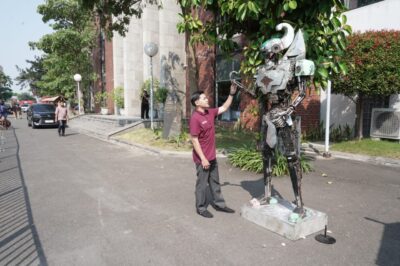 Cerita Gila di Balik Karya Anak Tegal Robot Gatotkaca Pukau Sudirman Said dan Najwa Shihab di Peresmian UHN