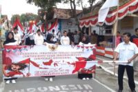 Ketua RT.01 Muhammad Jamaludin Melepas Peserta Karnaval dari Pos Utama. Foto: Portal Pantura/Imam Muzaki.