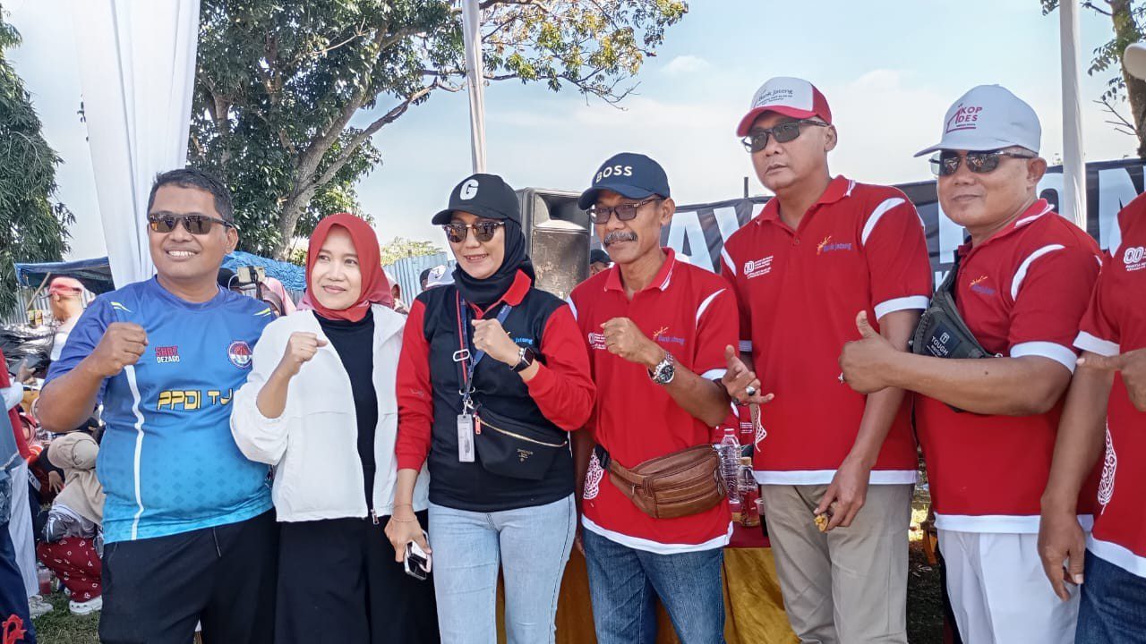 Kepala Desa Kalijurang Edi Riyanto foto bersama camat Tonjong Lukman Hakim Perwakilan Bank Jateng Bumiayu, Anggota DPRD Brebes Afe Apriyanto dan Kades Kutamendala Fathuri.
