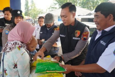 Ratusan Kilo Beras Ludes! Warga Antre Demi Harga Super Murah Sinergi Polres Tegal dan Bulog