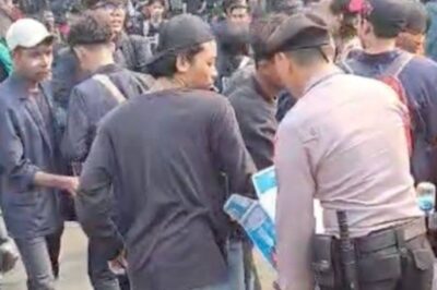 Aksi Panas di Senayan, Langsung Dingin oleh Seteguk Air dari Polisi