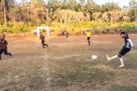 Seorang pemain Genta Jaya melepaskan tendangan keras ke arah gawang Genbi FC pada laga pembuka Kades Cup 2025 di Desa Kalijurang, Tonjong, Brebes. Turnamen ini menjadi ajang seru warga untuk menjalin kebersamaan dan sportivitas. Foto: Portal Pantura/Yudhi Prasetyo.
