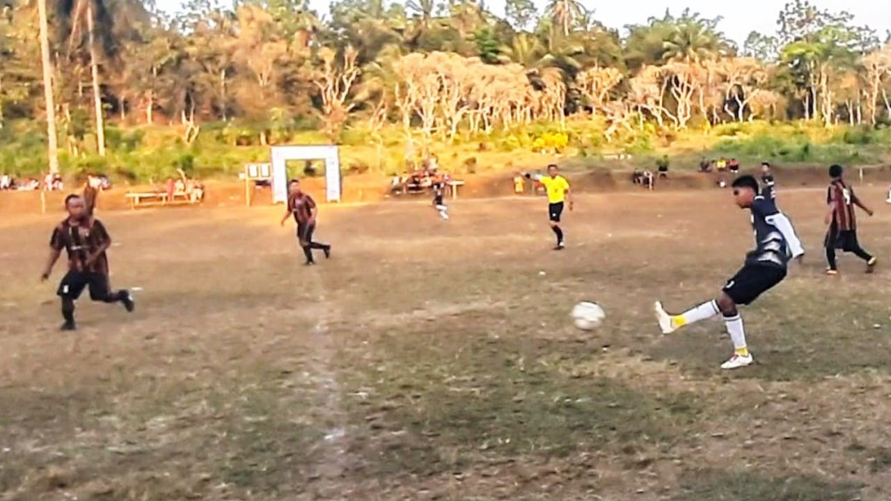 Seorang pemain Genta Jaya melepaskan tendangan keras ke arah gawang Genbi FC pada laga pembuka Kades Cup 2025 di Desa Kalijurang, Tonjong, Brebes. Turnamen ini menjadi ajang seru warga untuk menjalin kebersamaan dan sportivitas. Foto: Portal Pantura/Yudhi Prasetyo.