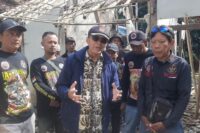 Kepala Desa Karangjongkeng (jaket biru) bersama anggota LSM Harimau saat meninjau rumah warga yang mendapat bantuan rehab Rumah Tidak Layak Huni di Dukuh Tegalaos, Desa Karangjongkeng, Tonjong, Brebes. Foto: Portal Pantura/Yudhi Prasetyo.