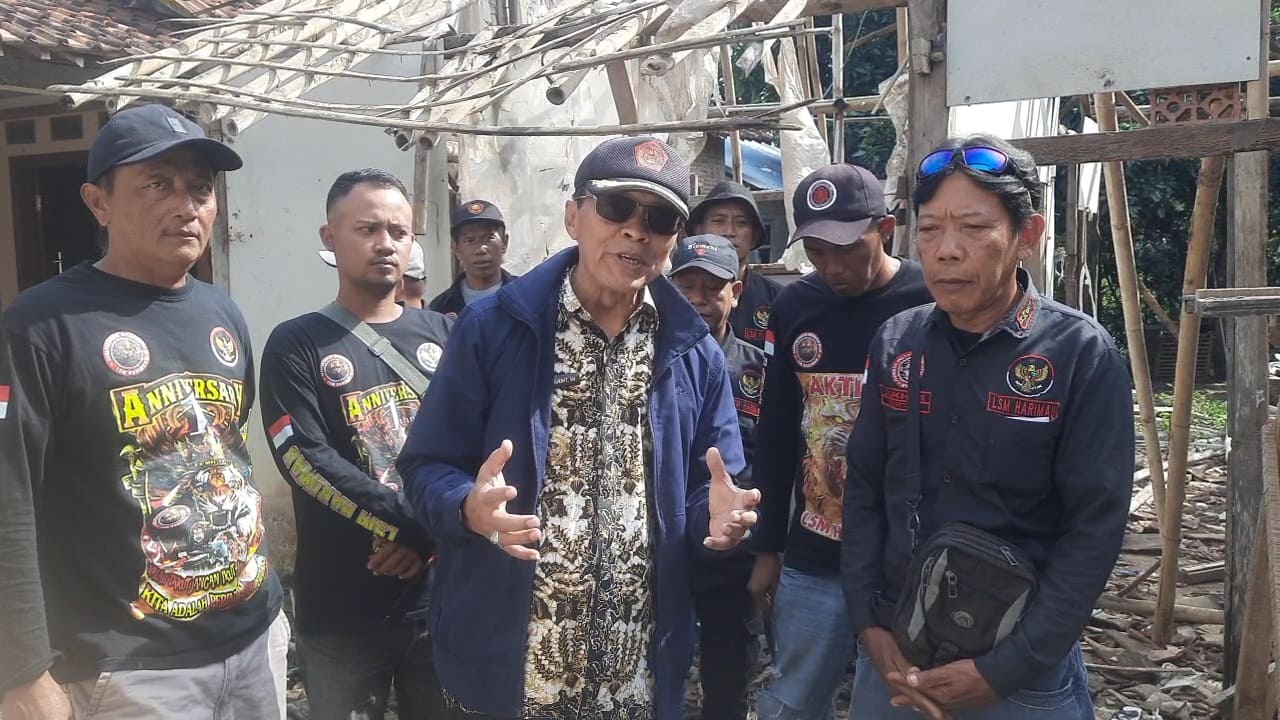 Kepala Desa Karangjongkeng (jaket biru) bersama anggota LSM Harimau saat meninjau rumah warga yang mendapat bantuan rehab Rumah Tidak Layak Huni di Dukuh Tegalaos, Desa Karangjongkeng, Tonjong, Brebes. Foto: Portal Pantura/Yudhi Prasetyo.