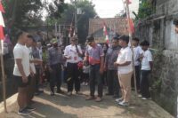 Kepala Desa Linggapura Mustain Melepas peserta jalan sehat dalam rangka HUT ke-80 RI Dukuh Nagog. Foto: Portal Pantura/Yudhi Prasetyo.