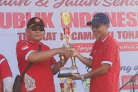 Kades Rajawetan Suparjo menerima piala dan hadiah juara 1 Karnaval HUT ke-80 RI. Foto: Portal Pantura/Yudhi Prasetyo.
