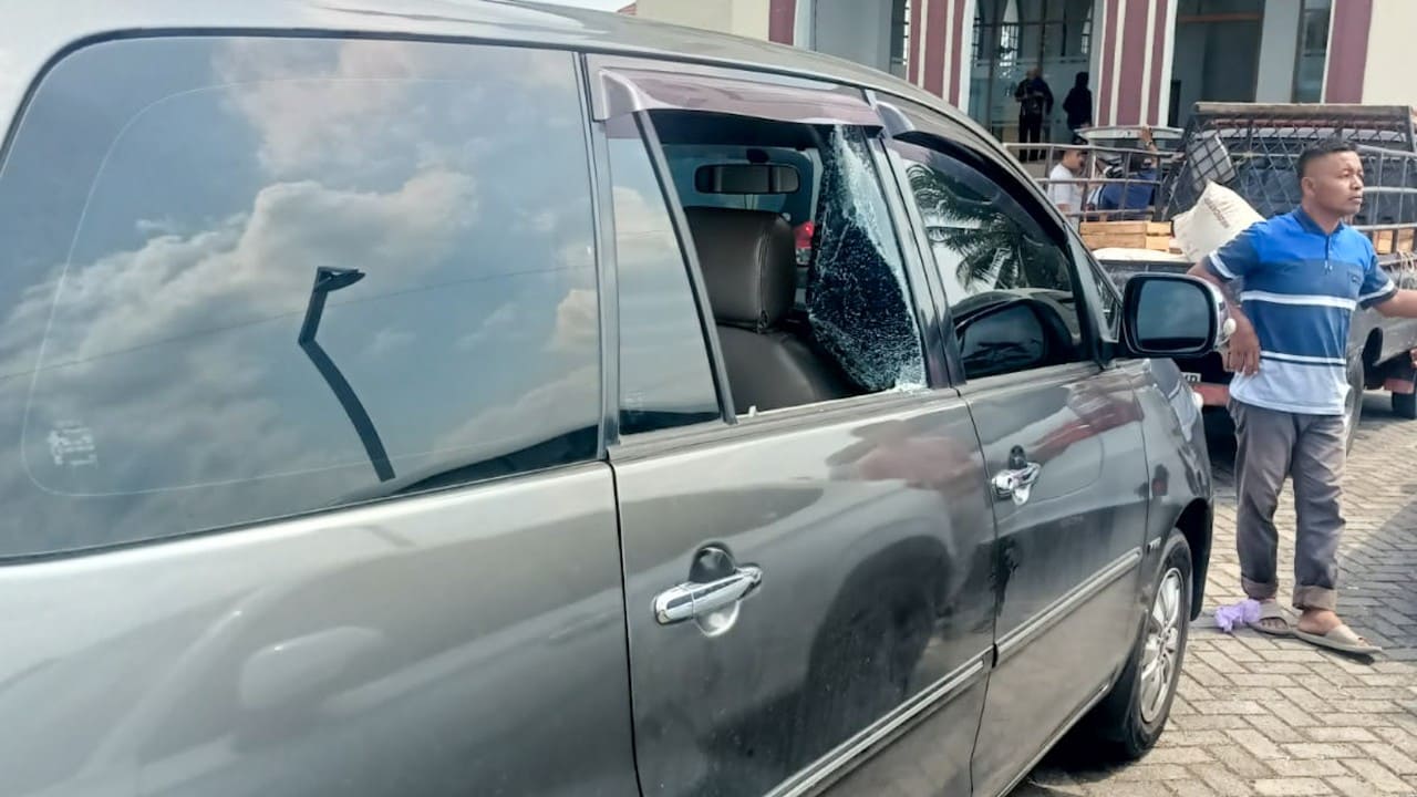 Kaca mobil yang digunakan Kepala SMK Ma’arif NU Paguyangan pecah usai dibobol maling saat ditinggal salat Jumat di kawasan Jalan Lingkar Bumiayu, Brebes. Uang gaji guru senilai Rp150 juta raib digondol pelaku. Foto: Istimewa.