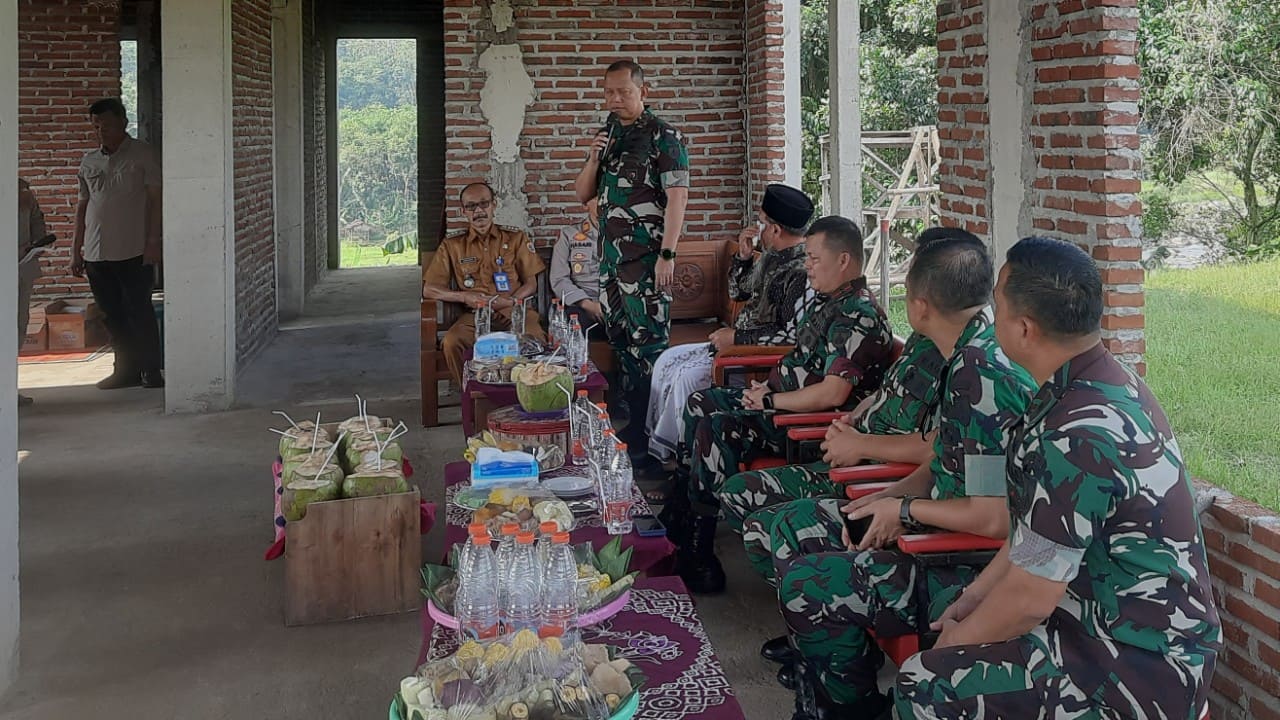 Momen akrab Pangdam IV dengan warga Desa Purbayasa saat kunjungan mendukung pembangunan Majelis Baitul Janah. Foto: Portal Pantura/Yudhi Prasetyo.