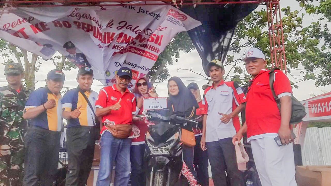 Foto bersama pemenang hadiah utama jalan sehat HUT ke-80 RI Kecamatwn Tonjong. Foto: Portal Pantura/Yudhi Prasetyo.