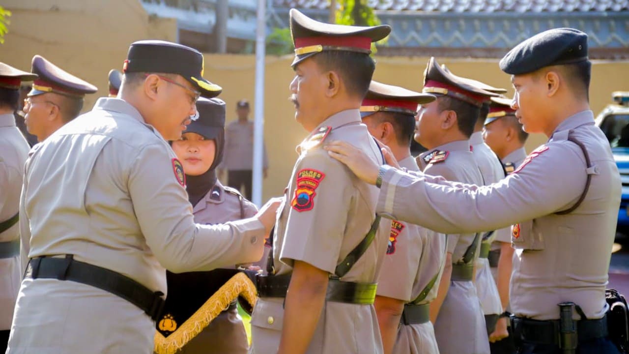 Sejumlah Kapolsek di lingkungan Polres Brebes diganti, beberapa diantaranya naik jabatan.