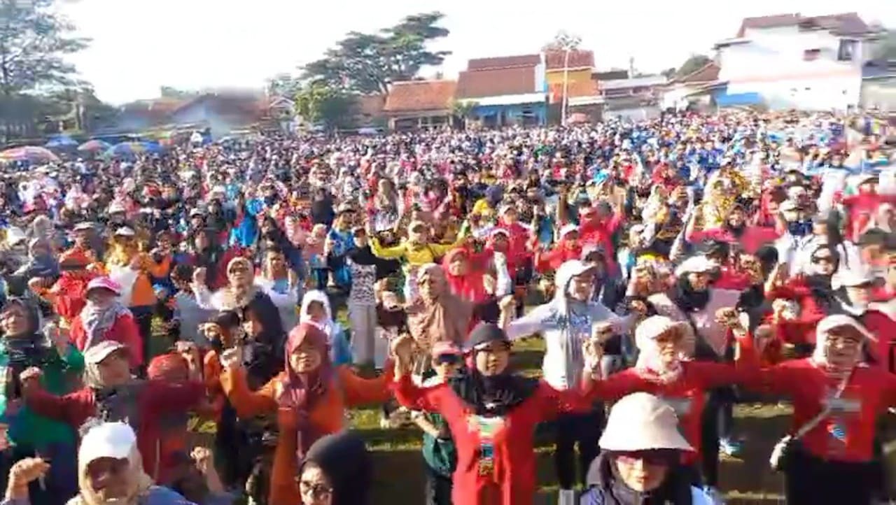 Peserta jalan sehat HUT ke-80 RI Kecamatan Tonjong ikuti senam massal terlebih dahulu, Rabu (27/8/2025) dilapangan Widodo. Foto: Portal Pantura/Yudhi Prasetyo.