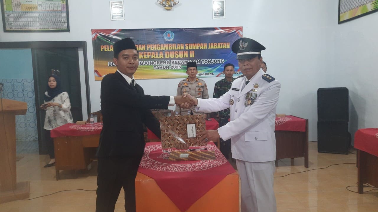 Shoni Aly Ridlo dilantik menjadi Kadus II Karangjongkeng. Foto: Portal Pantura/Yudhi Prasetyo.