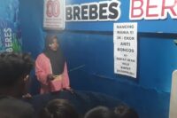 Seorang pengunjung mencoba memancing ikwn di stan Dinas Perikanan Brebes. Foto: Portal Pantura/Yudhi Prasetyo.