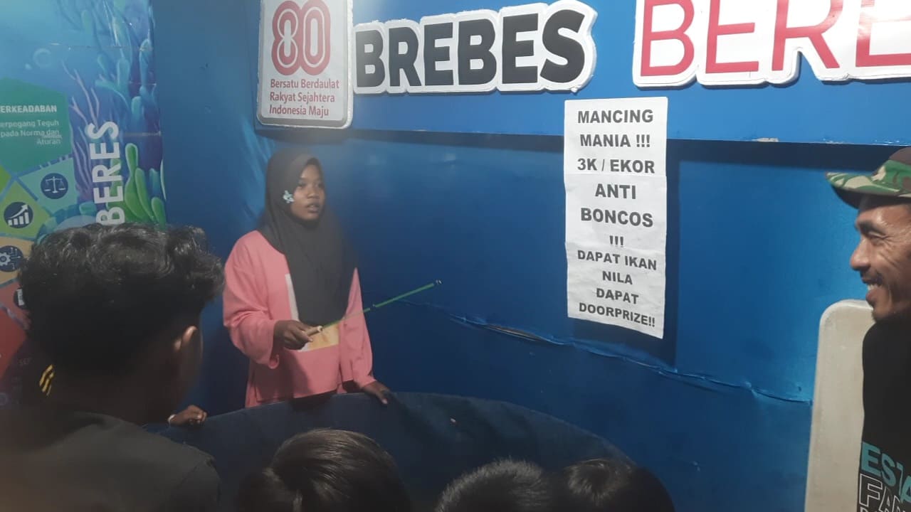 Seorang pengunjung mencoba memancing ikwn di stan Dinas Perikanan Brebes. Foto: Portal Pantura/Yudhi Prasetyo.