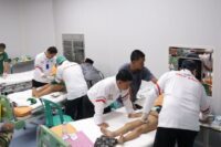 Puluhan anak disunat secara massal di RSUD Brebes. Acara ini dalam rangka HUT ke-80 RI. Foto: dok. Humas Pemkab Brebes.