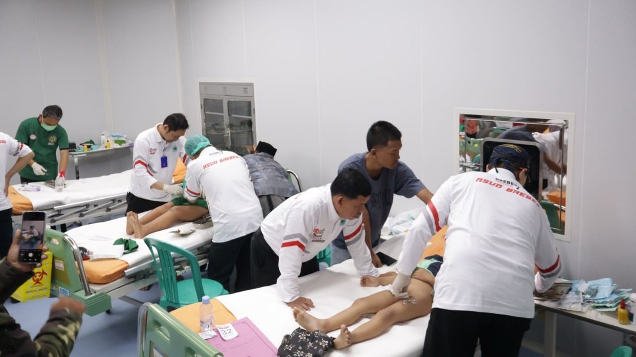 Puluhan anak disunat secara massal di RSUD Brebes. Acara ini dalam rangka HUT ke-80 RI. Foto: dok. Humas Pemkab Brebes.
