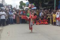 Seorang pelajar SMP Muhammadiyah Tonjong memperagaksn jurus andalan Tapak Suci di depan panggung kehormatan karnaval HUT ke-80 RI tingkat Kecamatan Tonjong. Foto: Portal Pantura/Yudhi Prasetyo.
